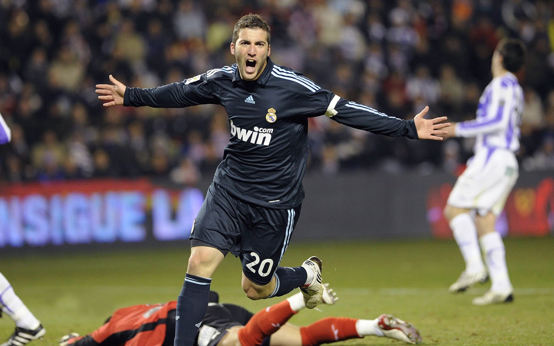 女子足球超级联赛，巾帼英豪争夺冠军，女子足球队比赛